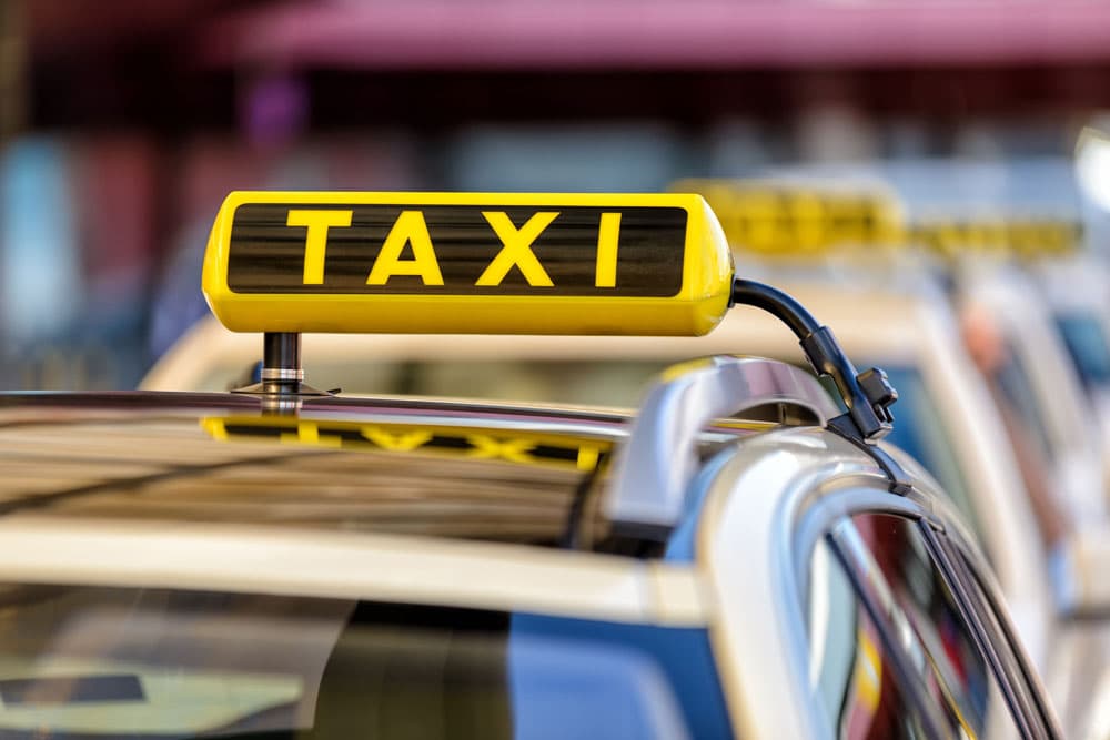 Su taxi disponible 24 horas para cualquier trayecto que necesite